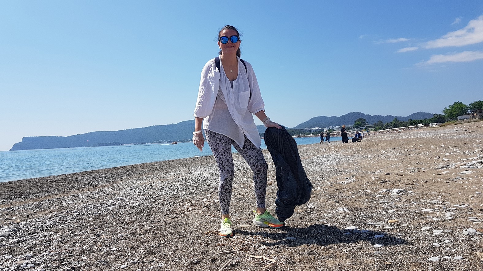 Sahildeki çöpler dronla toplandı