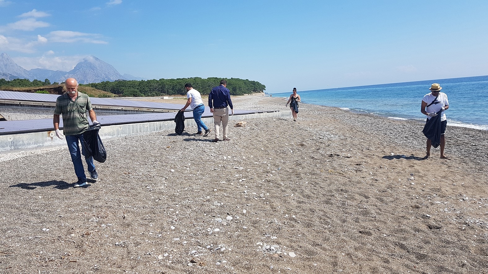 Sahildeki çöpler dronla toplandı