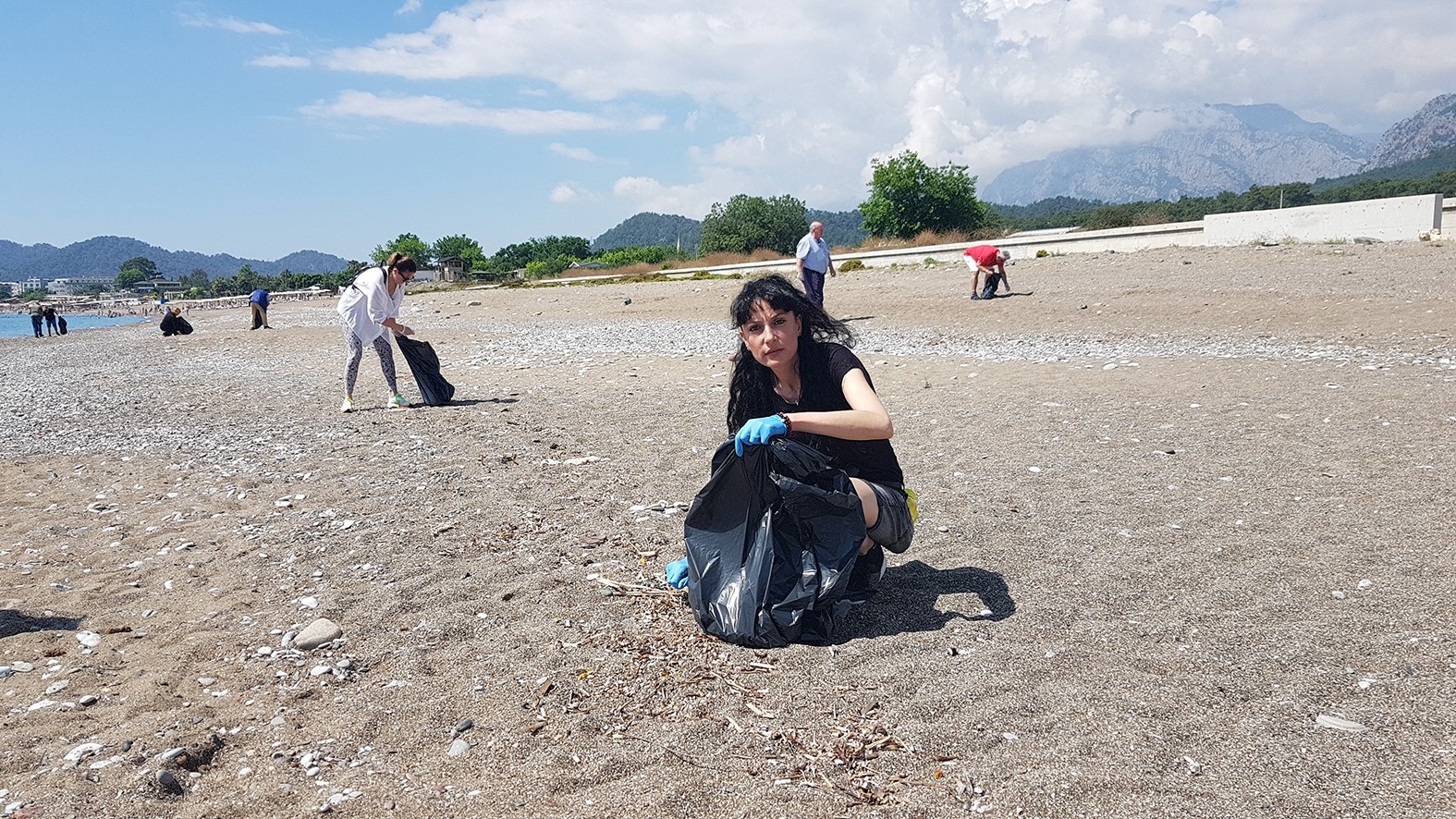 Sahildeki çöpler dronla toplandı