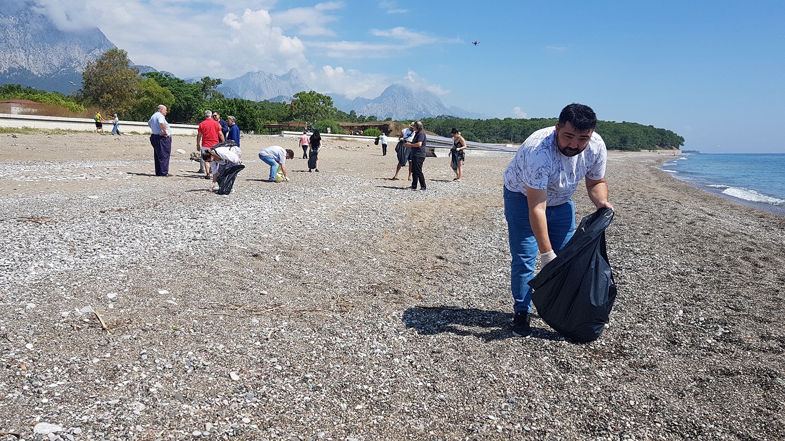 Sahildeki çöpler dronla toplandı
