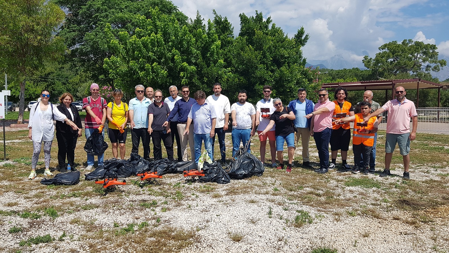 Sahildeki çöpler dronla toplandı