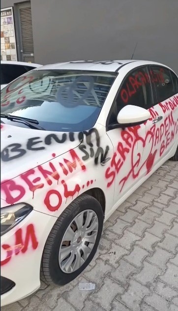 Saplantılı aşık otomobili aşk duvarına çevirdi, lastiklerini patlatıp pert etti