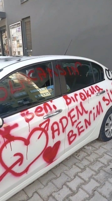 Saplantılı aşık otomobili aşk duvarına çevirdi, lastiklerini patlatıp pert etti