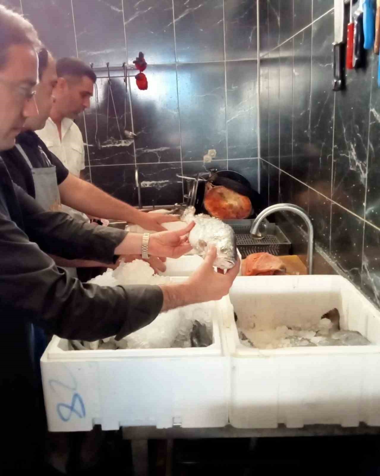 Serik'te balık satan iş yerleri denetlendi