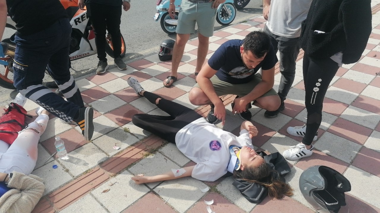 Seyir halindeki motosiklet devrildi, iki kişi ölümden döndü !