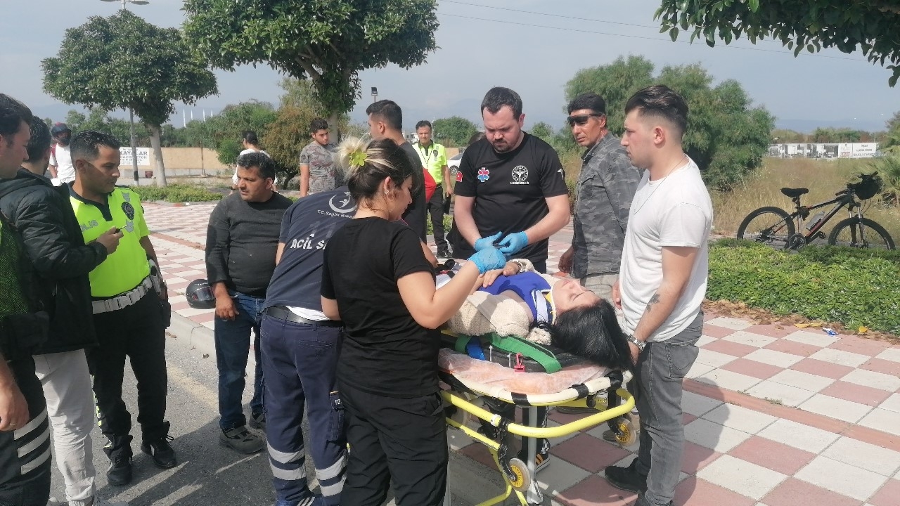 Seyir halindeki motosiklet devrildi, iki kişi ölümden döndü !