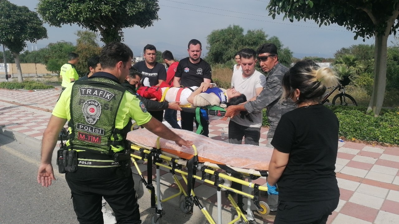 Seyir halindeki motosiklet devrildi, iki kişi ölümden döndü !