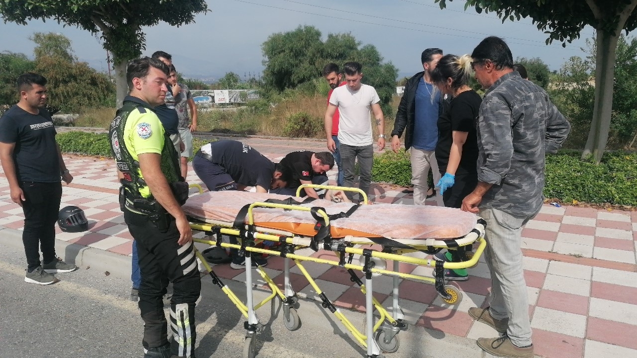 Seyir halindeki motosiklet devrildi, iki kişi ölümden döndü !