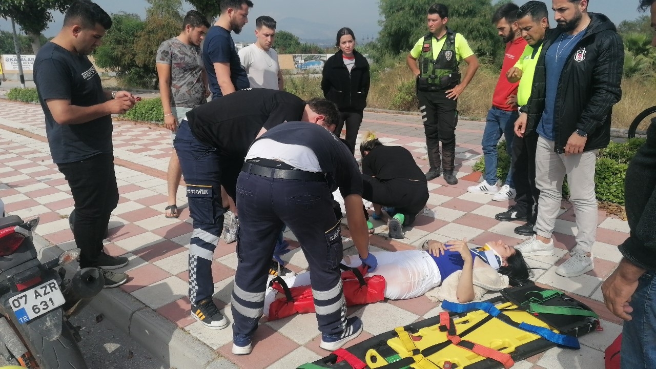 Seyir halindeki motosiklet devrildi, iki kişi ölümden döndü !