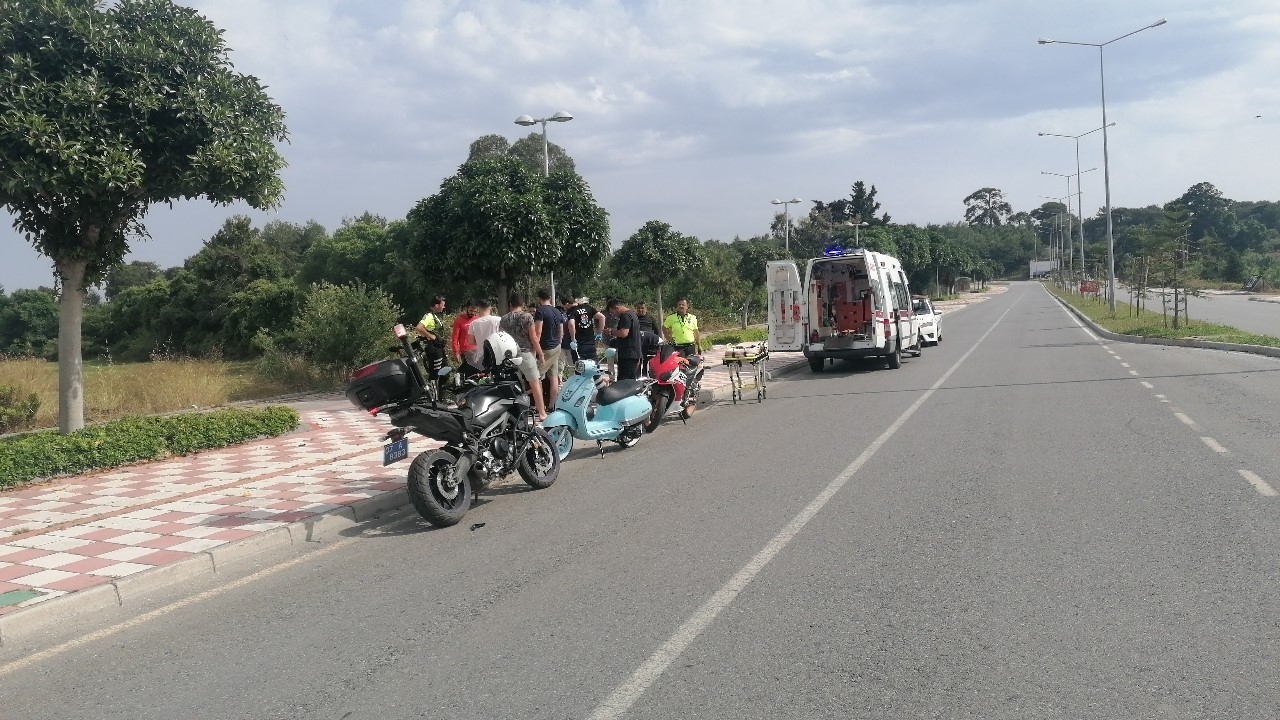 Seyir halindeki motosiklet devrildi, iki kişi ölümden döndü !
