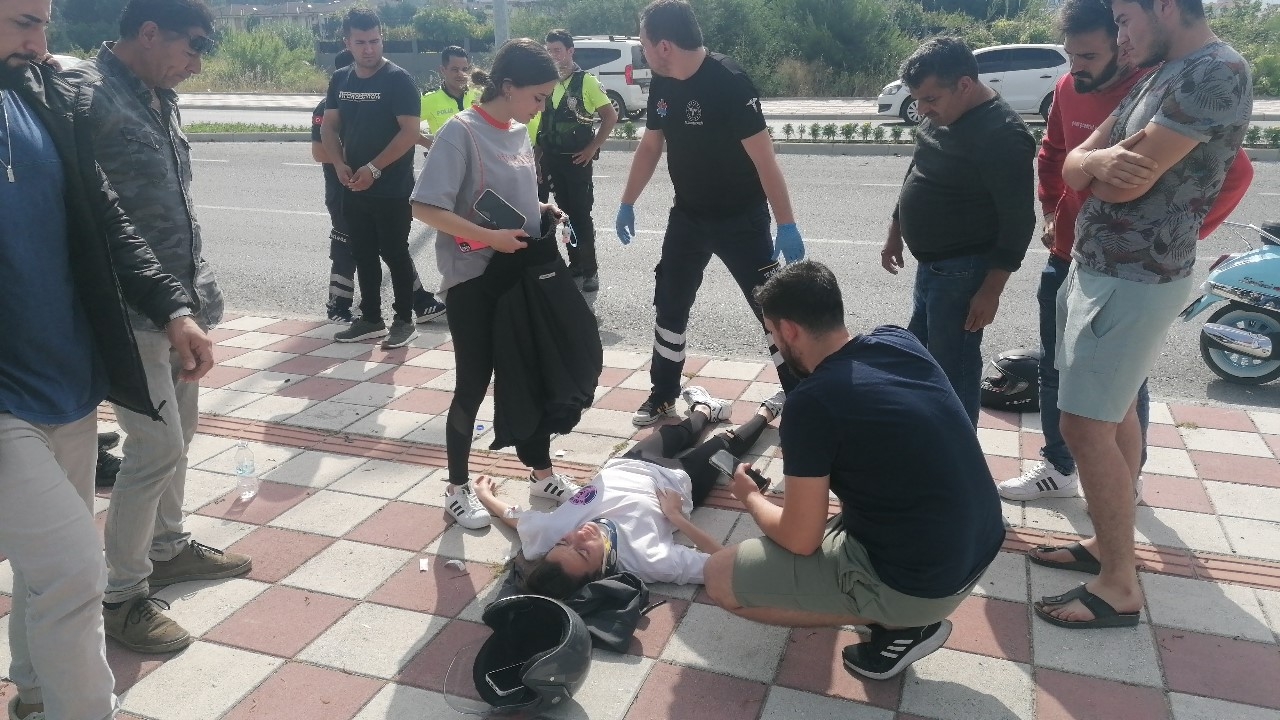 Seyir halindeki motosiklet devrildi, iki kişi ölümden döndü !