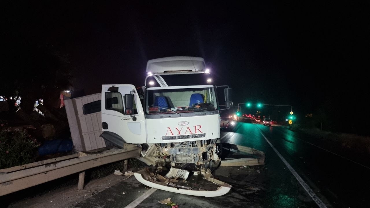 Tomruk yüklü kamyon bariyerlere girdi: 1 ölü