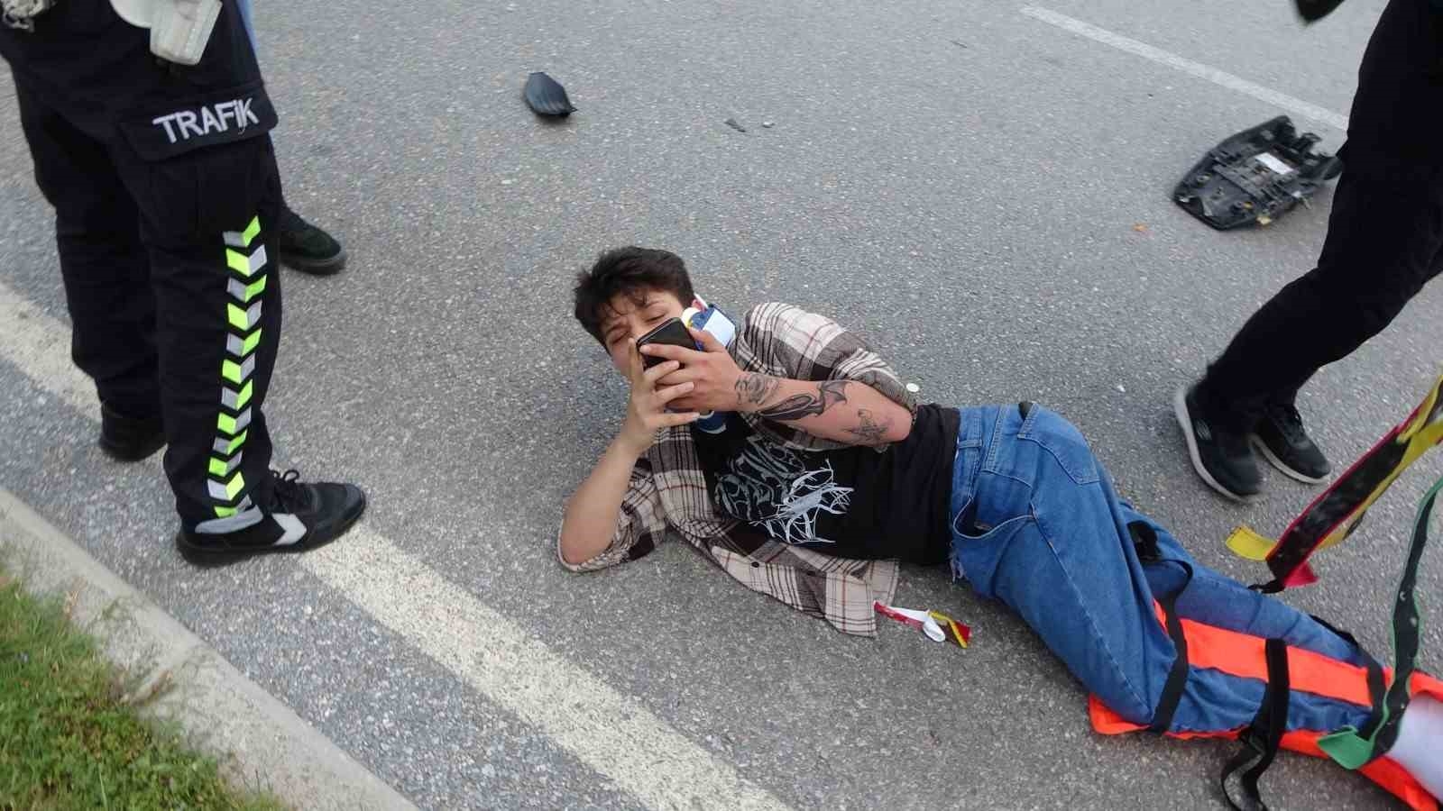 Yerde acı içinde kıvranırken annesine haber vermeyi ihmal etmedi