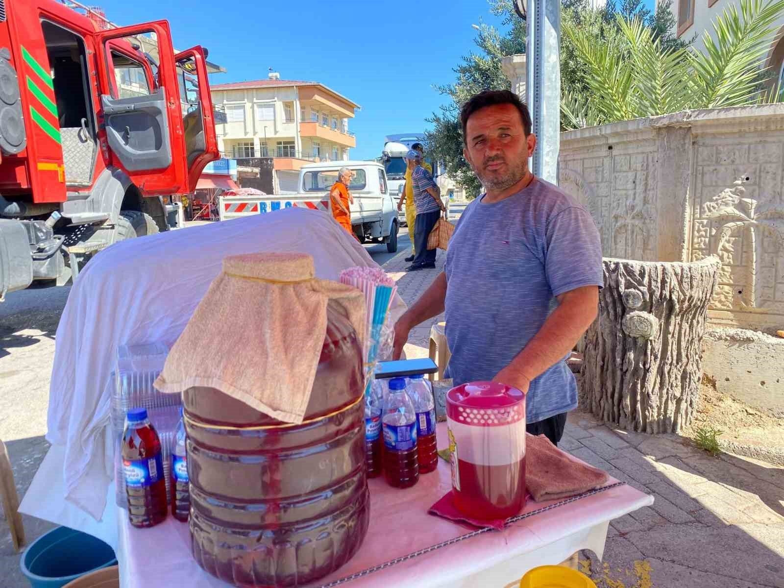 Antalya'da çıkan hortum araçların plakasını söktü, şemsiyeleri uçurtma gibi uçurdu