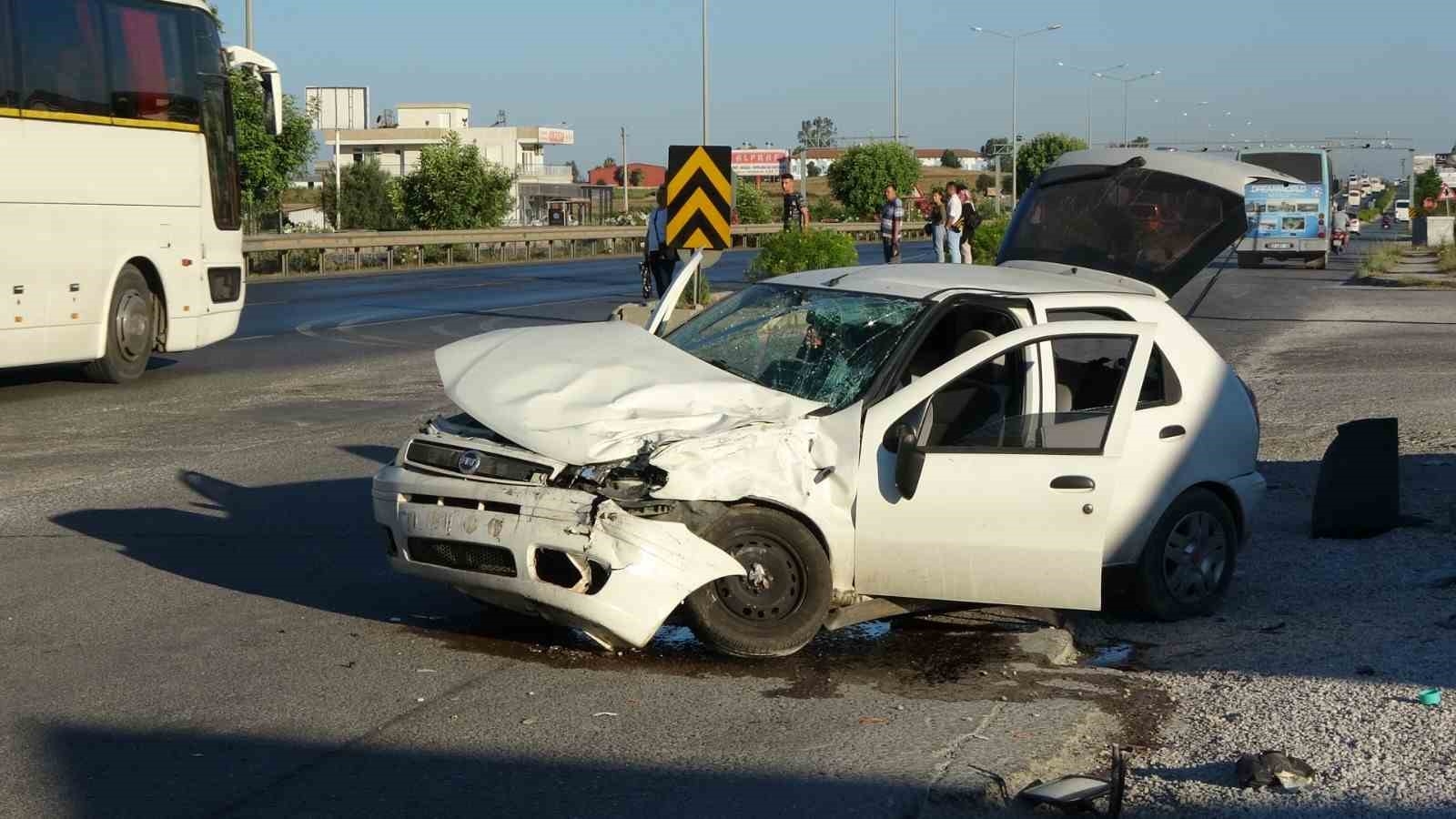 Antalya'da otel servisi ile otomobil çarpıştı: 4 yaralı