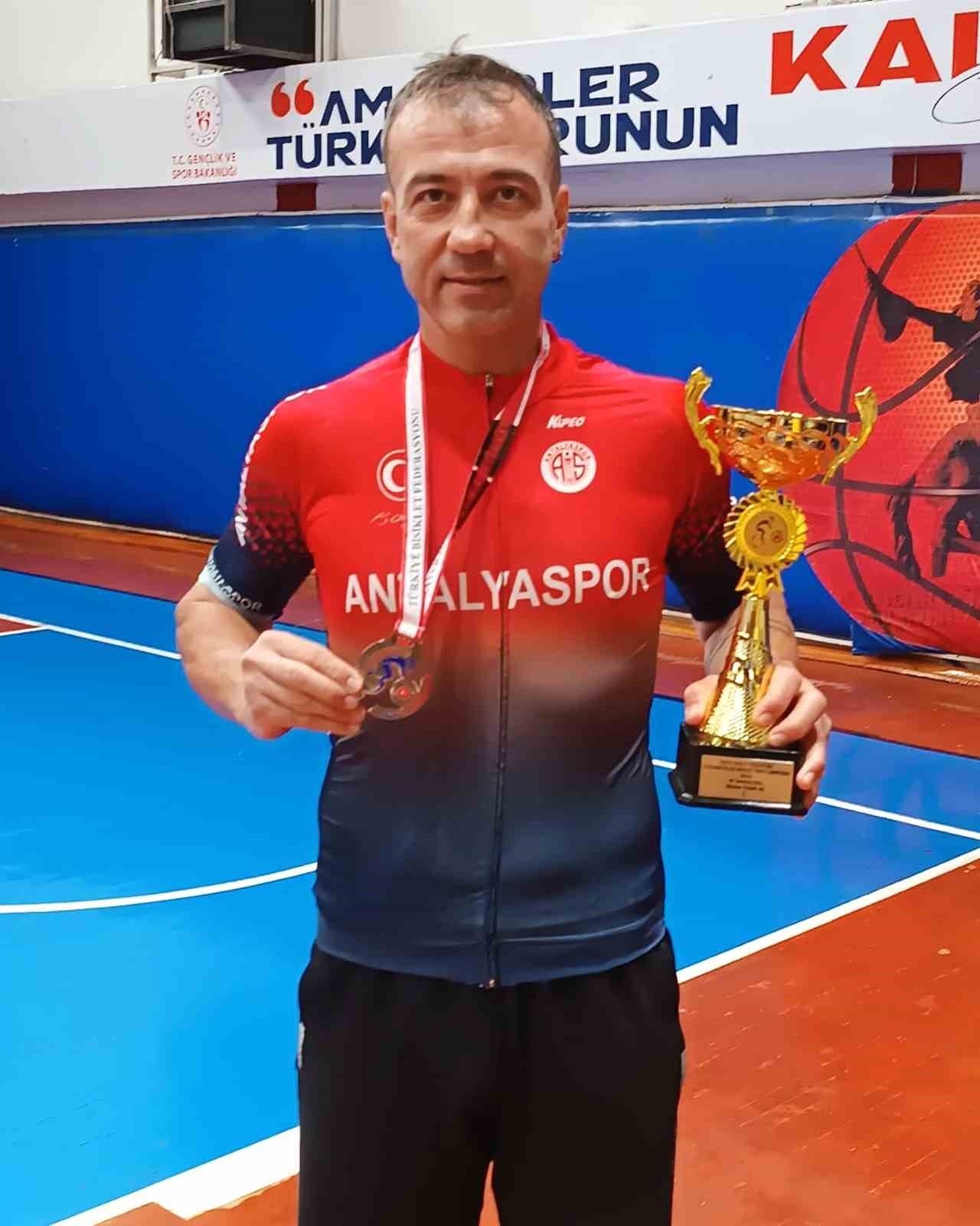 Antalyaspor'un tecrübeli pedalı Bolu'da Türkiye Şampiyonu oldu