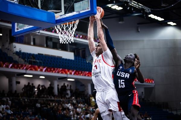 Bakan Bak, 19 Yaş Altı Erkek Basketbol Milli Takımı'nı tebrik etti