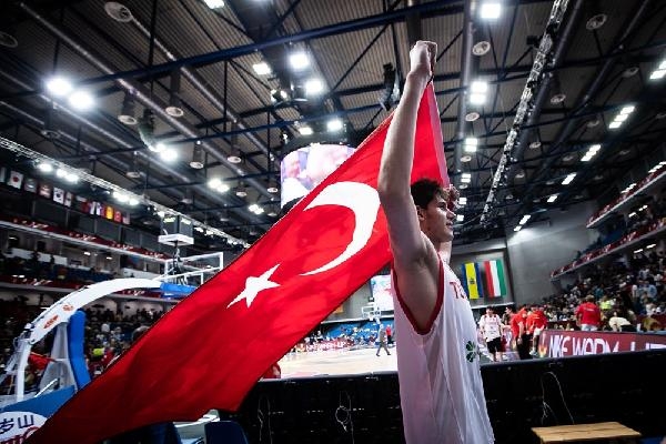 Bakan Bak, 19 Yaş Altı Erkek Basketbol Milli Takımı'nı tebrik etti