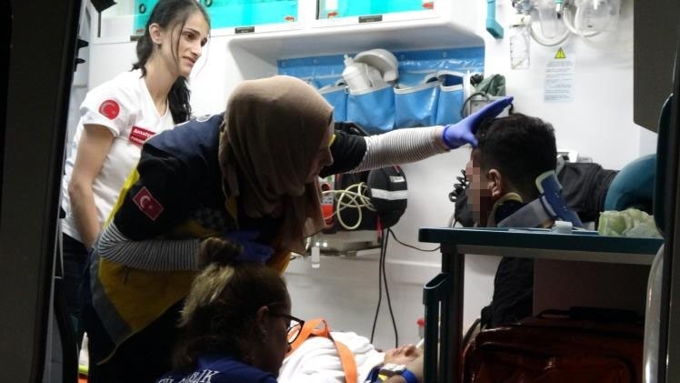 Bariyerlere çarpan araç taklalar atarak yaklaşık 100 metre sürüklendi: 2 yaralı