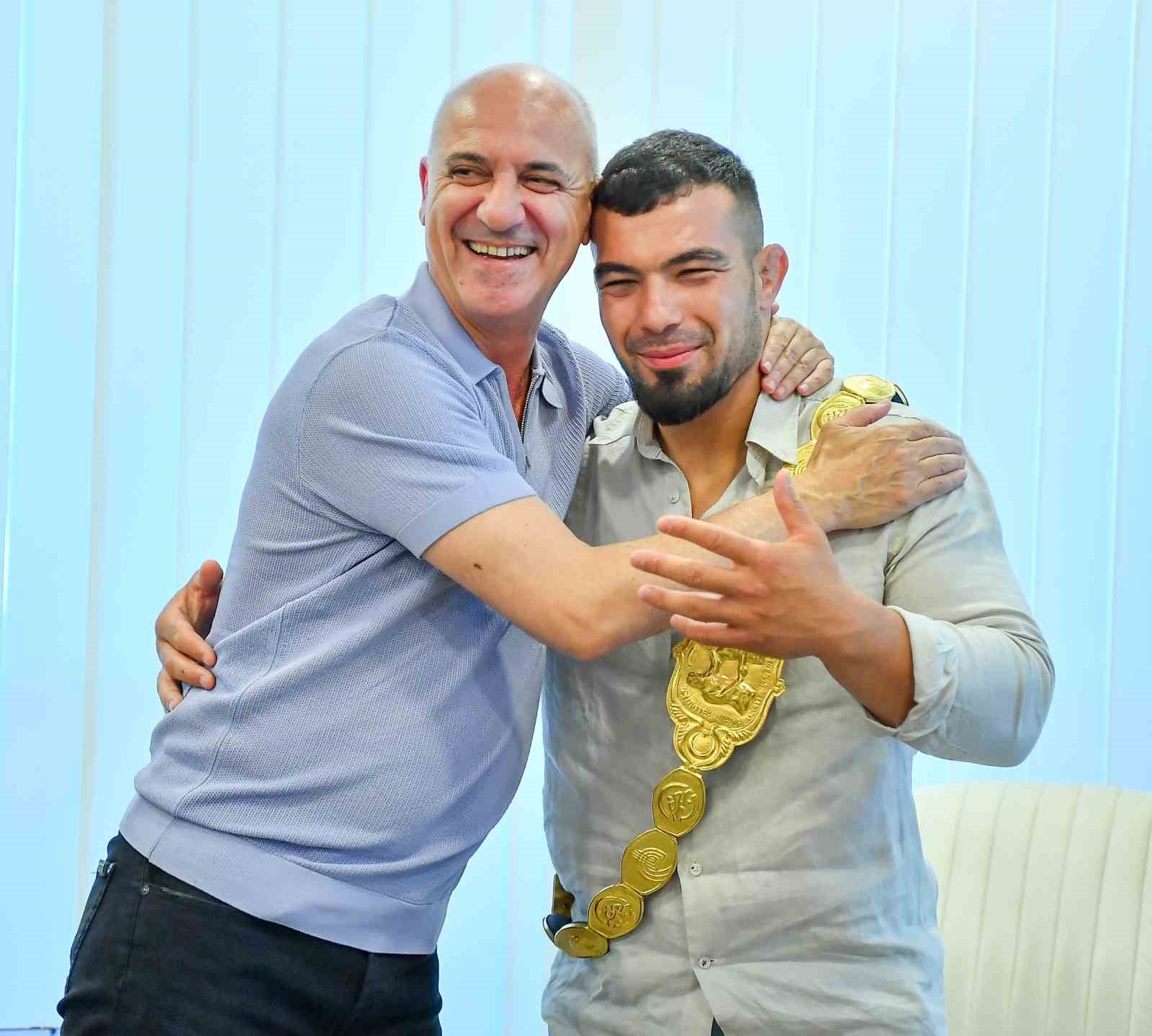 Başkan Ali Bahar'dan başpehlivana 'El ense'