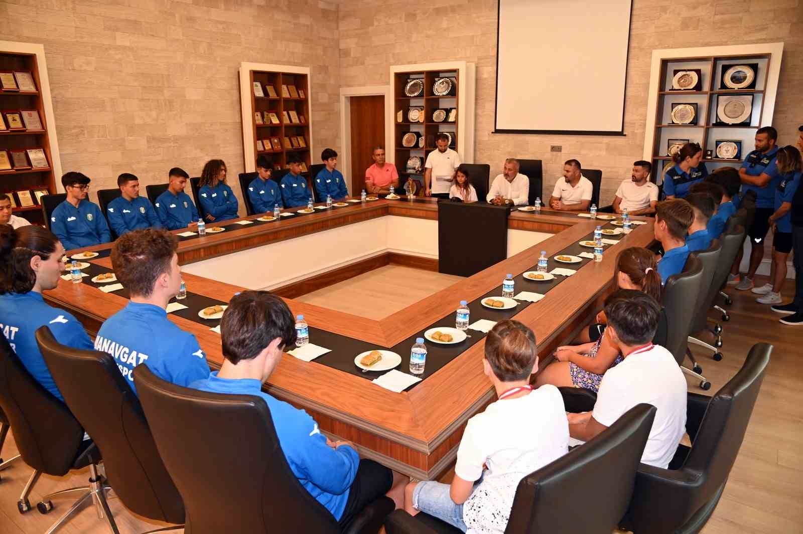 Başkan Sözen şampiyon sporcuları ağırladı