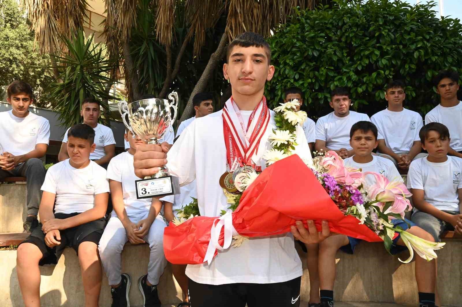 Boy atlayan pehlivan Bozkurt'a, Manavgat'ta coşkulu karşılama