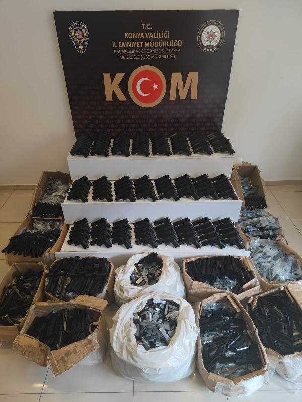 Gümrük mührü bozulan TIR'da binlerce tabanca parçası ele geçirildi