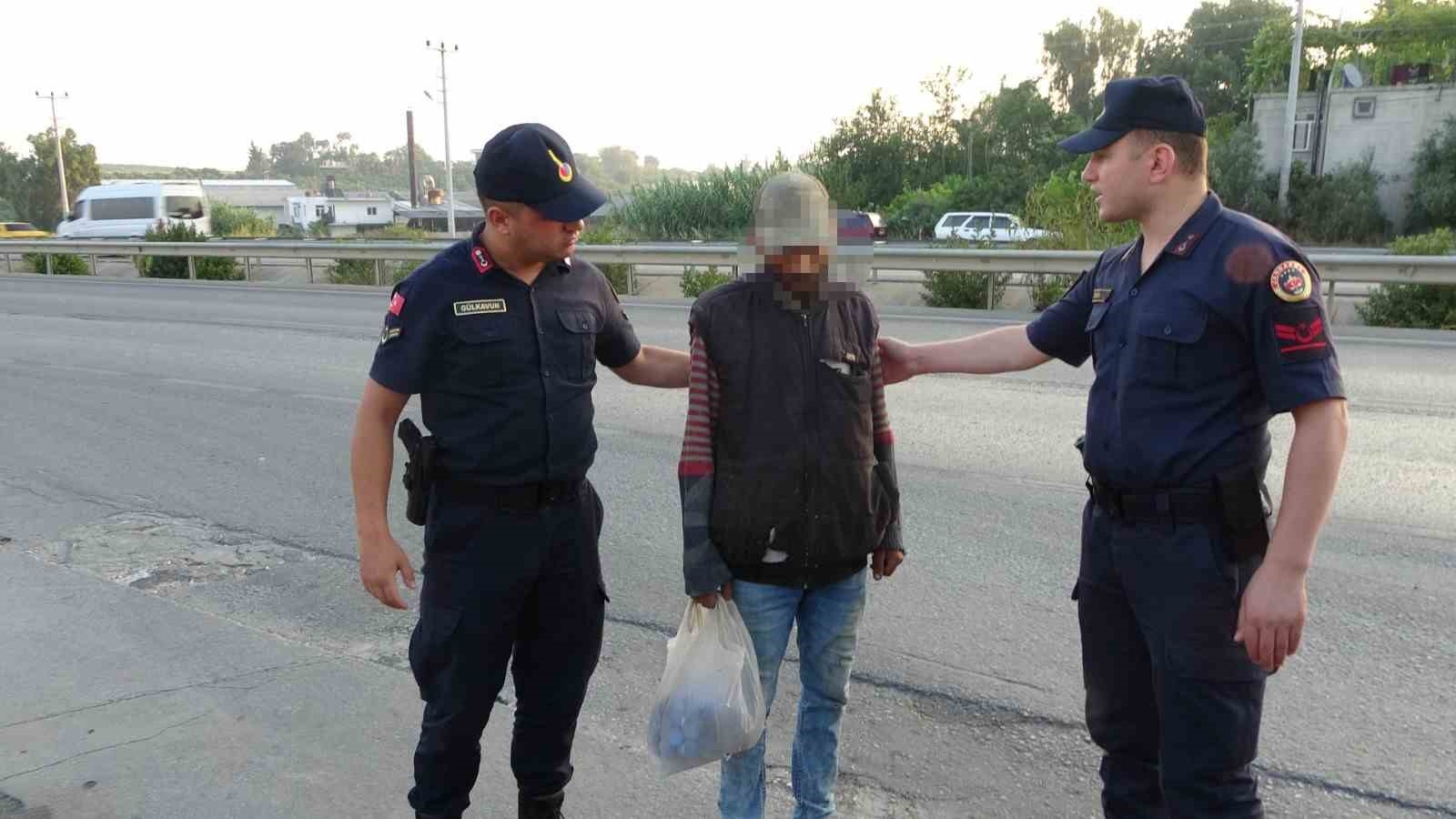 Karayolunun ortasında çıplak ayakla yürüyünce jandarmayı harekete geçirdi