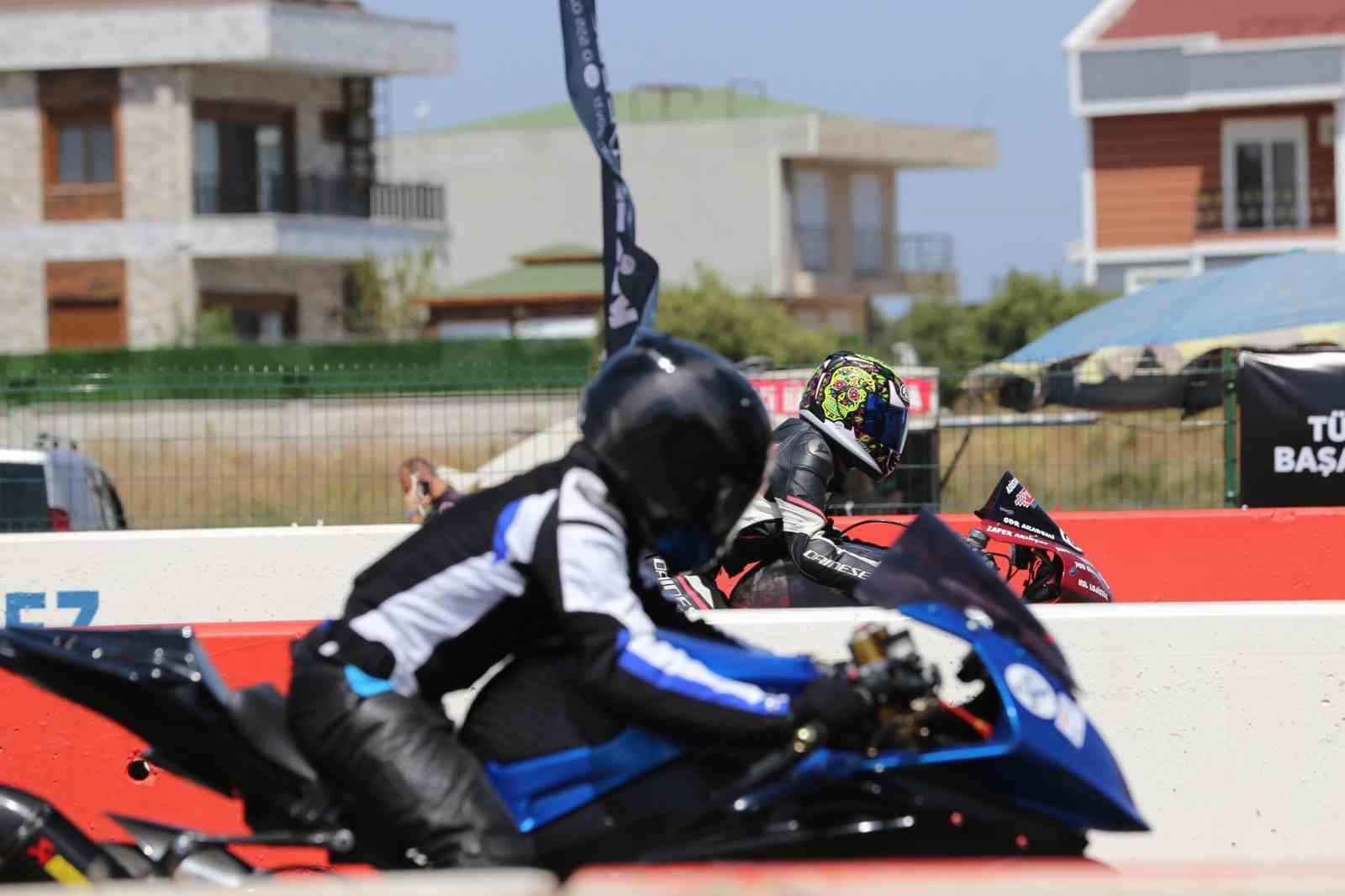 Kepez'de motodrag yarışları nefesleri kesti