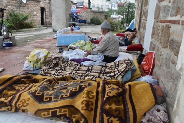 Kırkpınar'a gelip cami bahçesinde çadır kuranlardan para alan tuvalet işletmecisine işlem