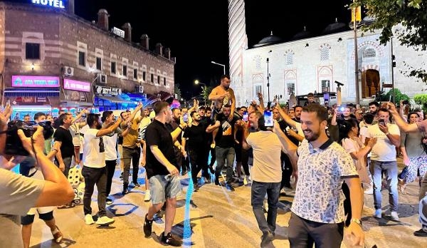 Kırkpınar'ın başpehlivanı Zeybek'e coşkulu karşılama