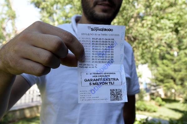 Makineye oynattığı kuponla tarihin en büyük ikramiyesini kazandı !