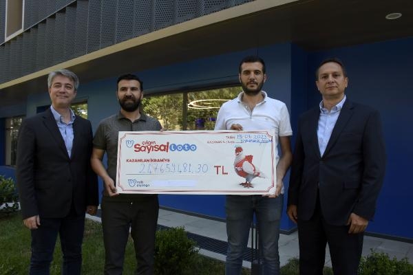 Makineye oynattığı kuponla tarihin en büyük ikramiyesini kazandı !