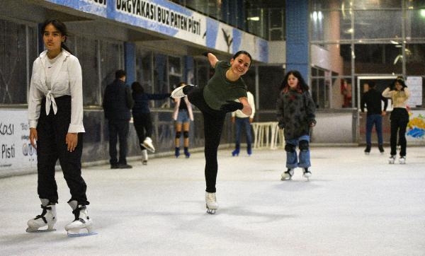 Selin'in hedefi, artistik buz pateninde dünya şampiyonluğu