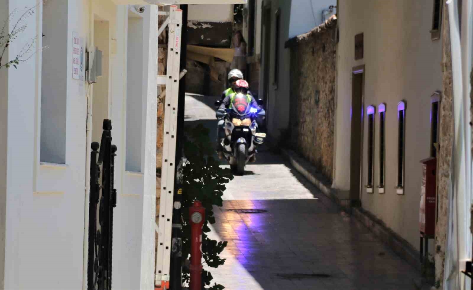 Tarihi dar sokaklarda hayat kurtarmak için saniyelerle yarışıyorlar