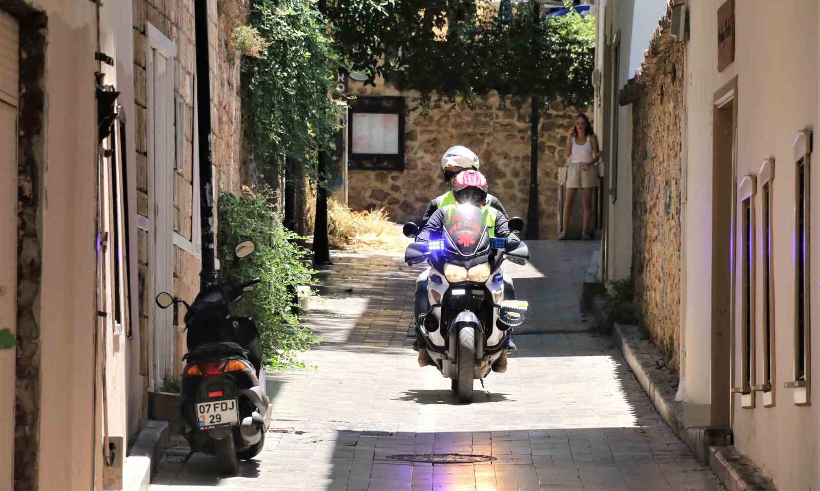 Tarihi dar sokaklarda hayat kurtarmak için saniyelerle yarışıyorlar