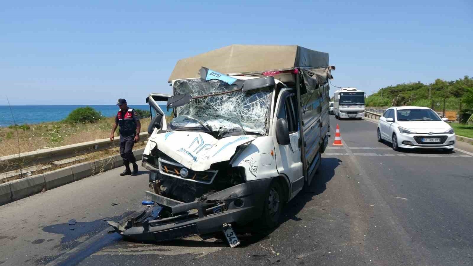Tıra arkadan çarpan kamyonet sürücüsü yaralandı