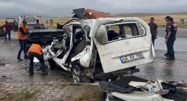 Vinçle çarpışan araçtaki baba-oğul öldü, 4 kişi yaralandı