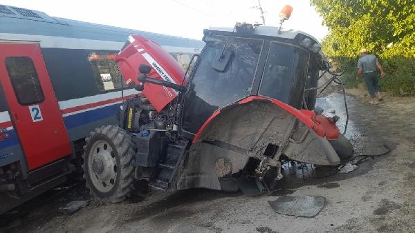 Yolcu treni, kontrolsüz hemzemin geçitte traktöre çarptı: 4 yaralı