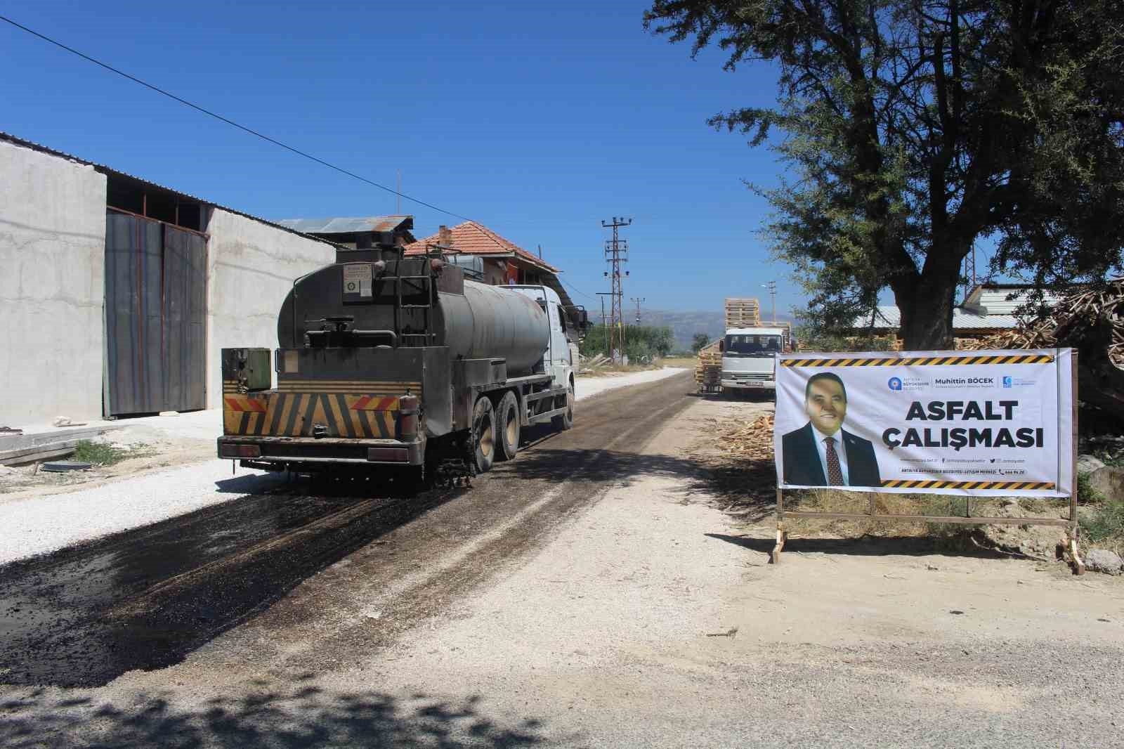 10 bin metre kanalizasyon imalatının ardından asfaltlama çalışmalarına başladı