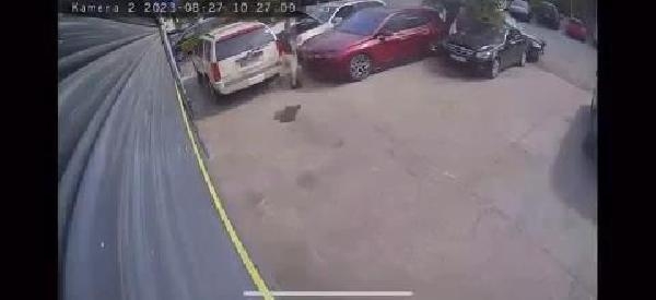 5 aracın hasar gördüğü yangın güvenlik kamerasında