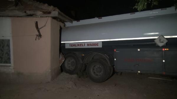 Akaryakıt tankeri, sahibinin evine daldı !