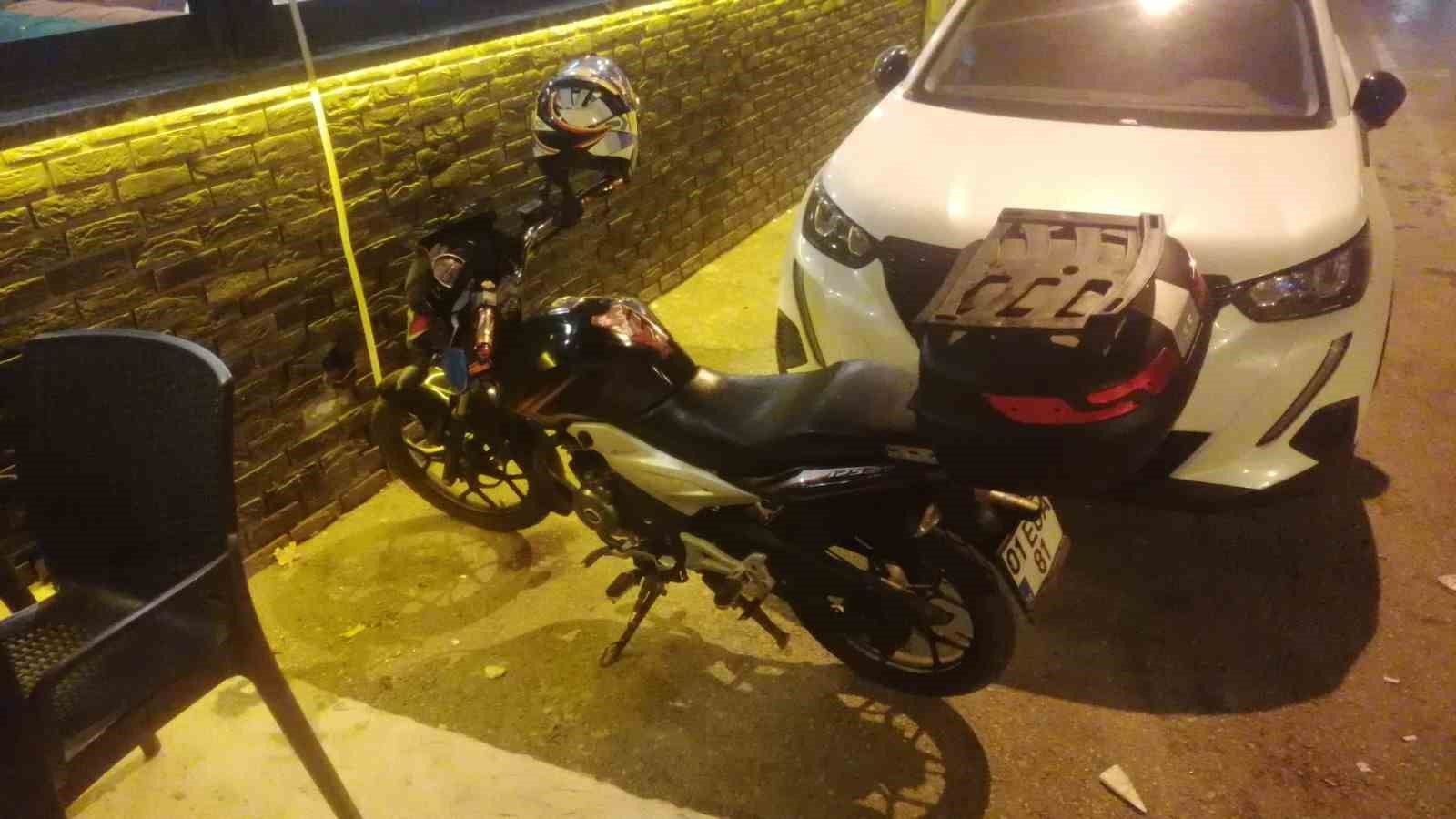 Alkollü motosiklet sürücüsü otomobilin altında kalmaktan son anda kurtuldu
