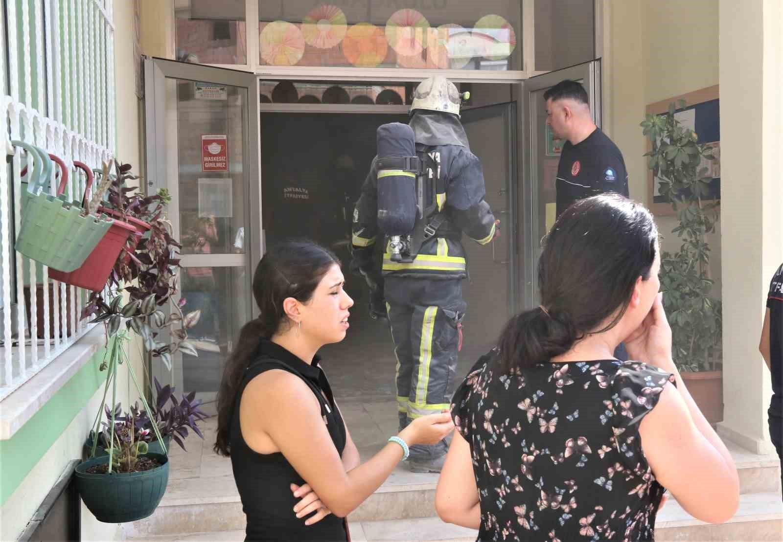 Anaokulunda öğretmenleri korkutan yangın büyümeden söndürüldü