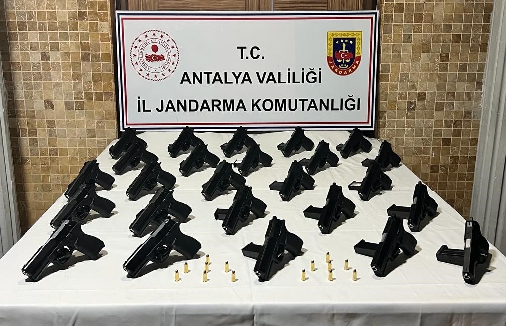 Antalya'da 25 adet ruhsatsız tabanca ele geçirildi