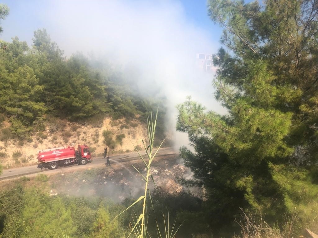 Antalya'da çöp dökülen alandaki yangına helikopterle müdahale edildi
