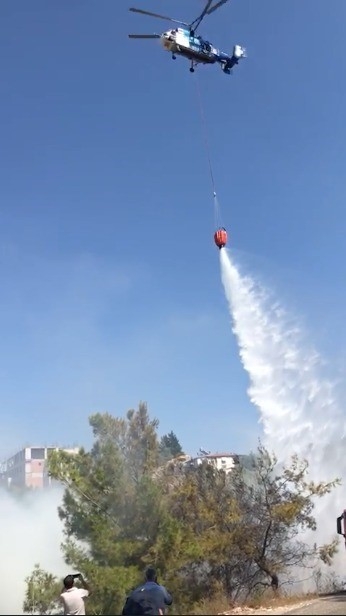 Antalya'da çöp dökülen alandaki yangına helikopterle müdahale edildi