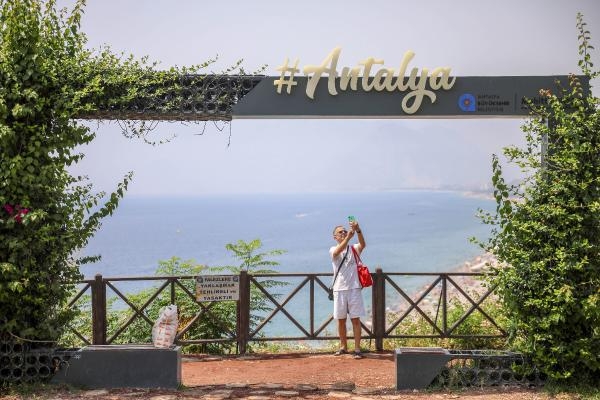 Antalya'da nem bulutları nedeniyle uçaklar iniş yapamadı