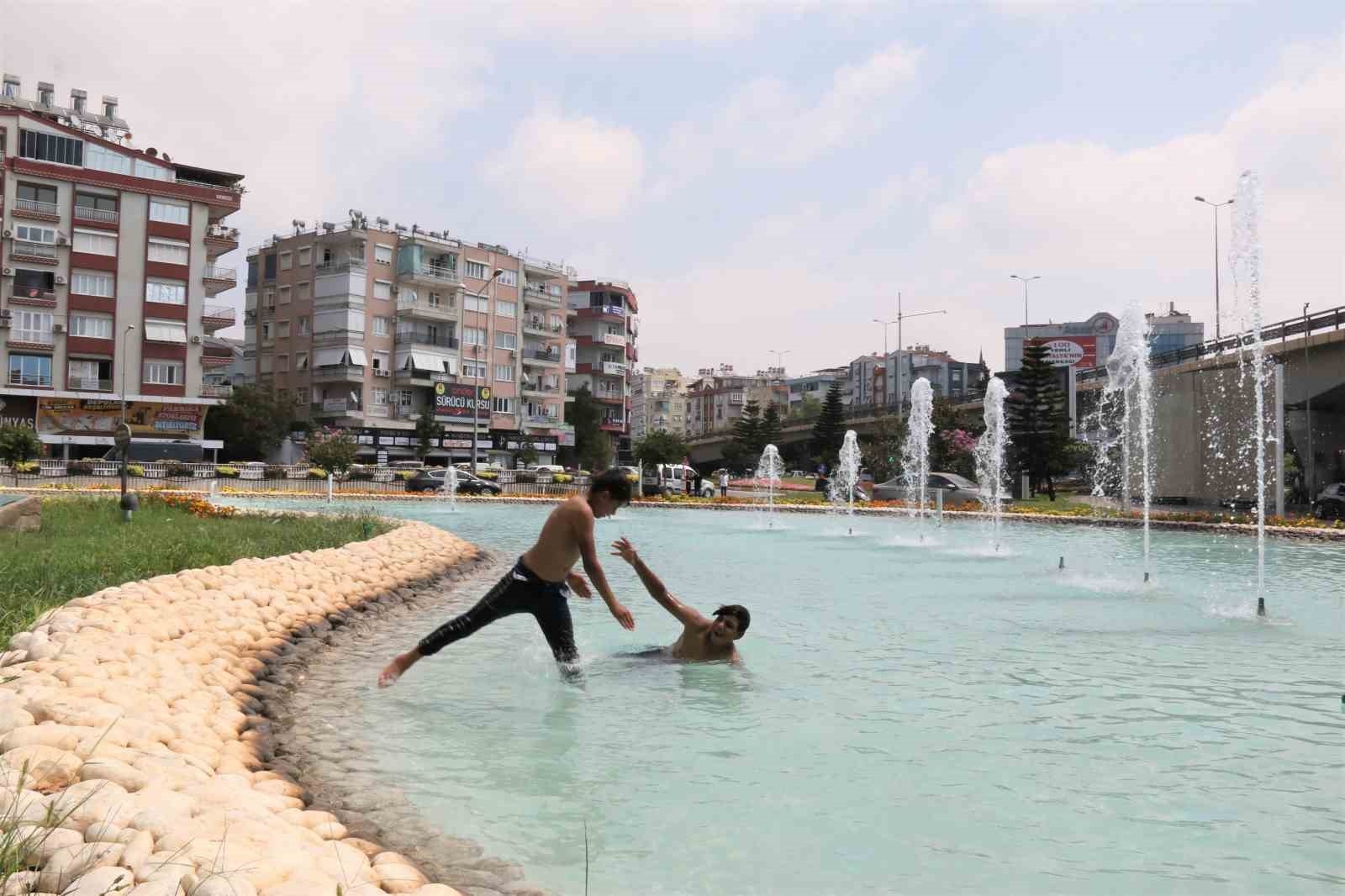 Antalya'da sıcak ve nemli havada bunalan çocuklar soluğu süs havuzunda aldı