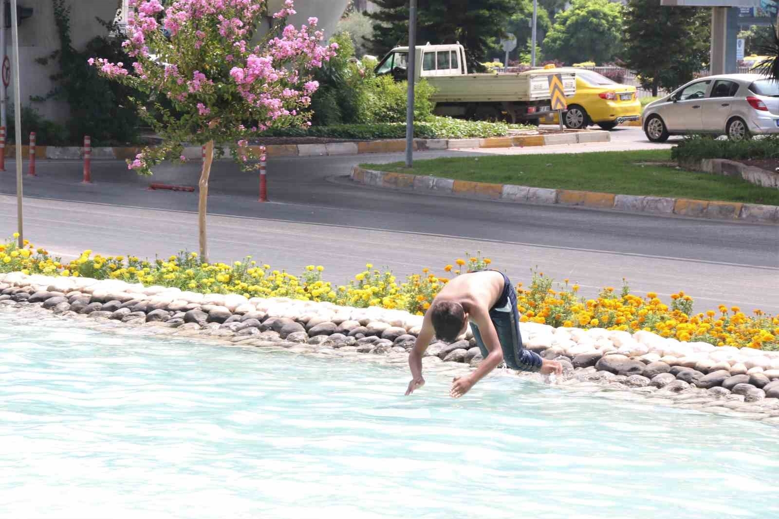 Antalya'da sıcak ve nemli havada bunalan çocuklar soluğu süs havuzunda aldı